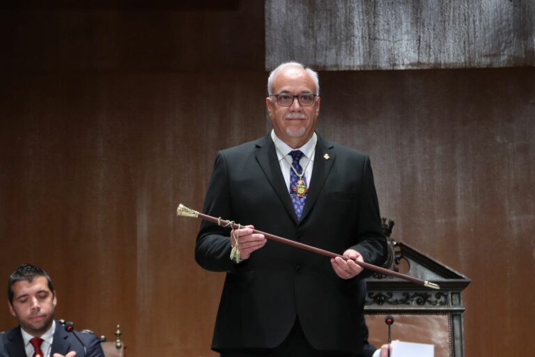 Julián Nieva, proclamado alcalde con los diez votos del Grupo Socialista