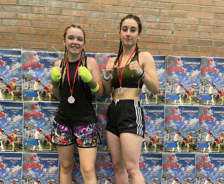 Las puertollanenses Aitana Hernández Castro y Claudia Huertas Benavente triunfan en la AM Fighters Championship