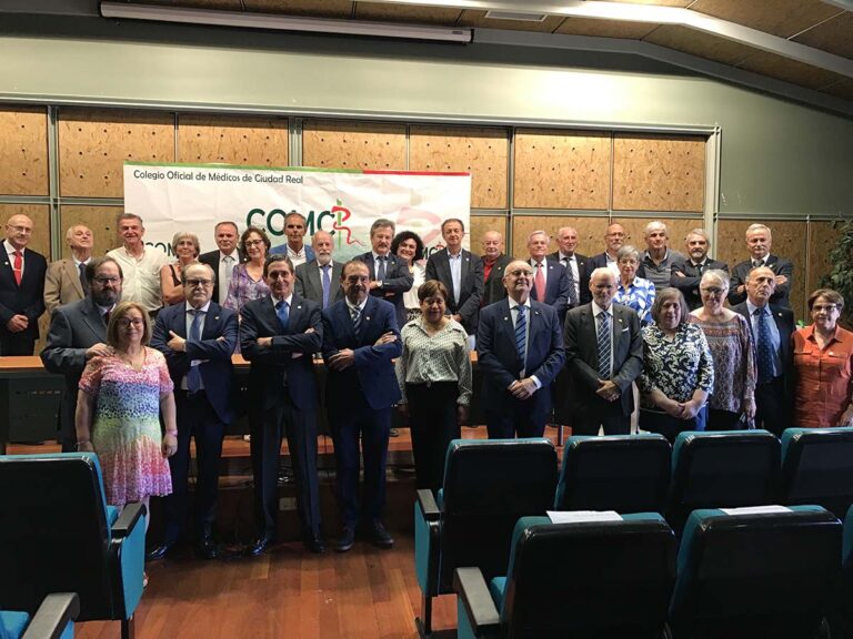 El Colegio de Médicos de Ciudad Real homenajea a sus jubilados