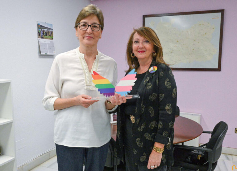 La Asociación Espacio Diverso para la Igualdad LGTBIQ+ distingue a la vicepresidenta en funciones Petra Sánchez por su sensibilidad con el colectivo