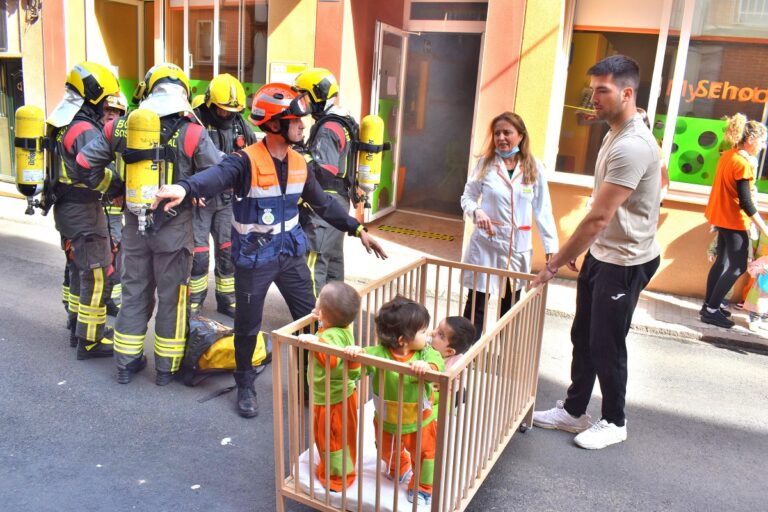 Las curiosas imágenes del simulacro de incendio en la guardería “Trastes” de Puertollano