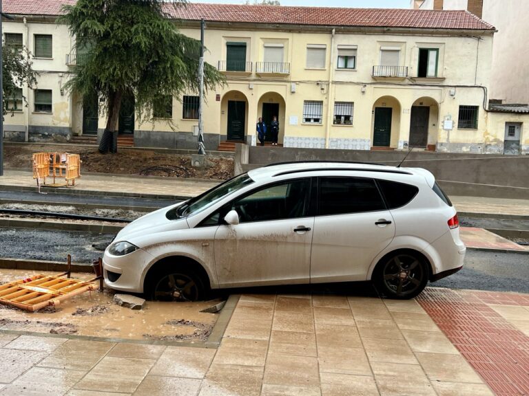 Puertollano: Tarde caótica en calle Ancha con intervención policial, amago de agresión, bloqueo del vado de MRW, coche atascado y árbol caído