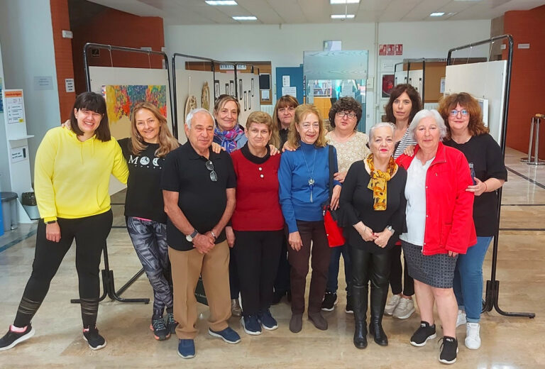 Puertollano: Una exposición reúne los trabajos de pintura y decoración de Educación de Adultos de la barriada Santa Ana