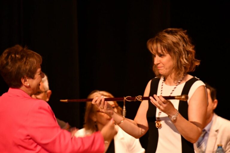 Raquel Jurado asume el cargo de alcaldesa en la toma de posesión del nuevo equipo de gobierno de Almadén