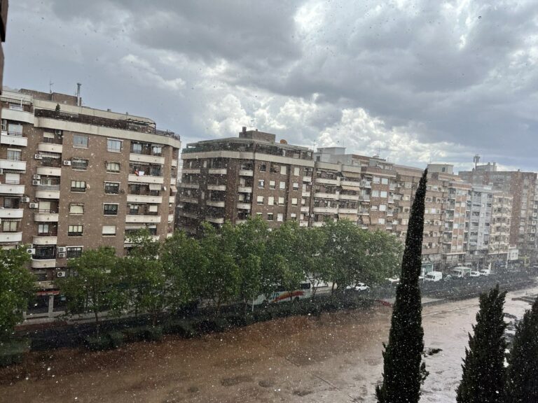 Una fuerte tormenta con granizo y aparato eléctrico inaugura la alerta amarilla en Puertollano