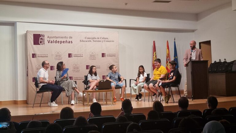 El Gobierno regional entrega los premios de ‘Consumópolis 18’ en su fase regional al equipo ganador en el nivel 1 del CEIP ‘Maestro Juan Alcaide’ de Valdepeñas
