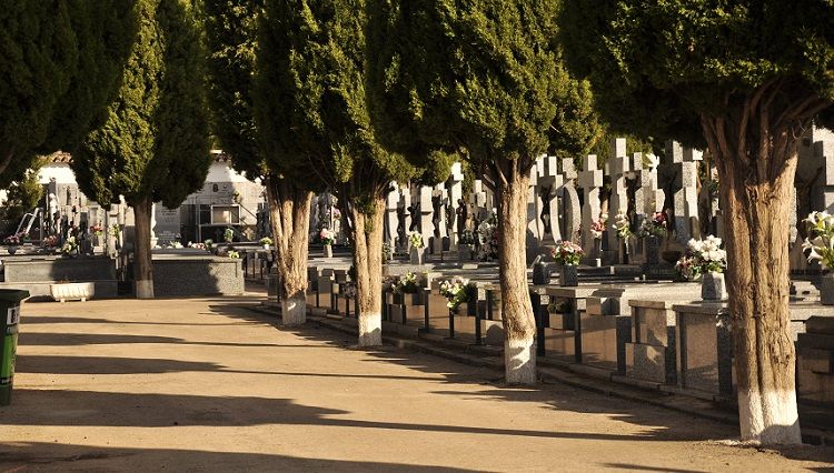 El Cementerio Municipal de Valdepeñas amplía su horario en verano