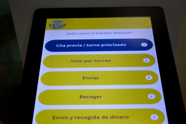 Faltan unos 161.000 electores por depositar su voto por correo hasta las 14.00 horas