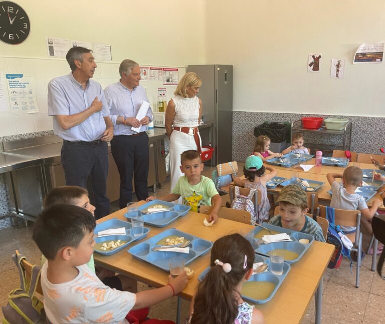 Más de un centenar del alumnado de la Escuela Municipal del Carlos Eraña disfrutan del comedor diario