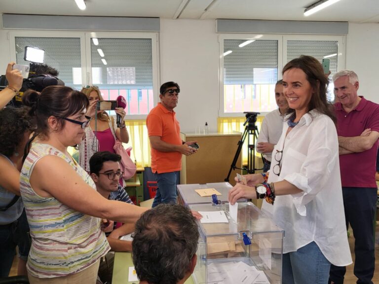 Fúnez  anima a votar “ porque  de  lo que hoy salga de las urnas dependerá, que esta noche nos  vayamos a la cama esperanzados en una sociedad mucho más tranquila para  los próximos años”