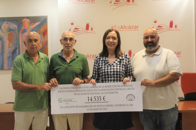 La alcaldesa entrega a la AECC los 14.235 euros recaudados en la VII Carrera de la Mujer para la lucha contra el cáncer