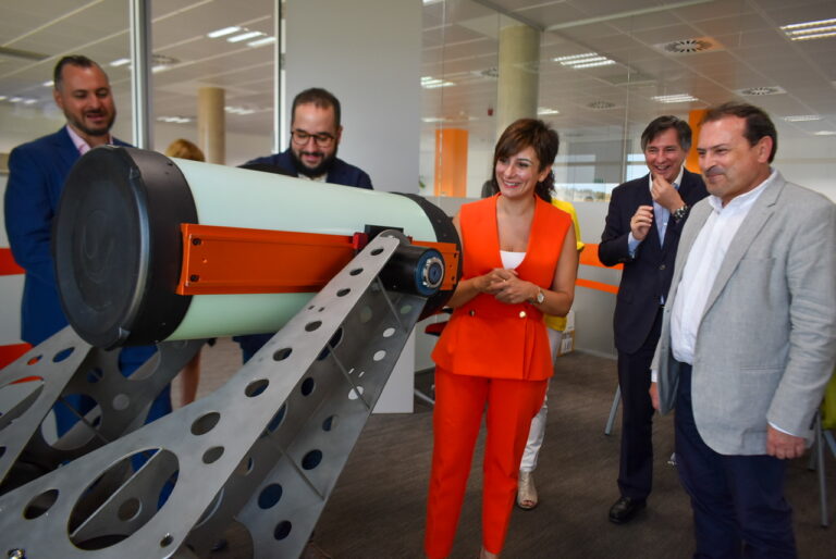 Isabel Rodríguez visita en Puertollano la empresa aeroespacial Elecnor Deimos para trasladar la importancia del sector de la ciencia para el Gobierno de España