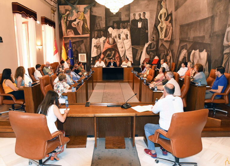 El presidente de la Diputación se compromete a ir corrigiendo “el déficit de personal que ha debilitado muchos servicios de la institución”