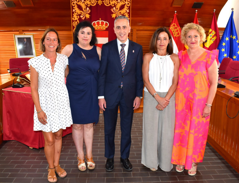 El alcalde de Puertollano felicita a las nuevas funcionarias “estabilizadas” y anuncia que seguirá con el proceso