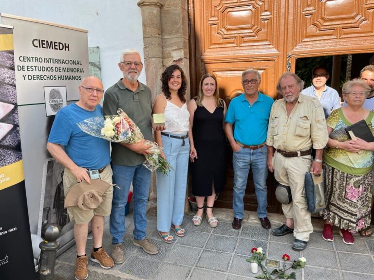 La diputada provincial del PSOE, Gema García, asiste a la colocación de los “adoquines de la memoria” en honor a los cinco vecinos de Almagro asesinados