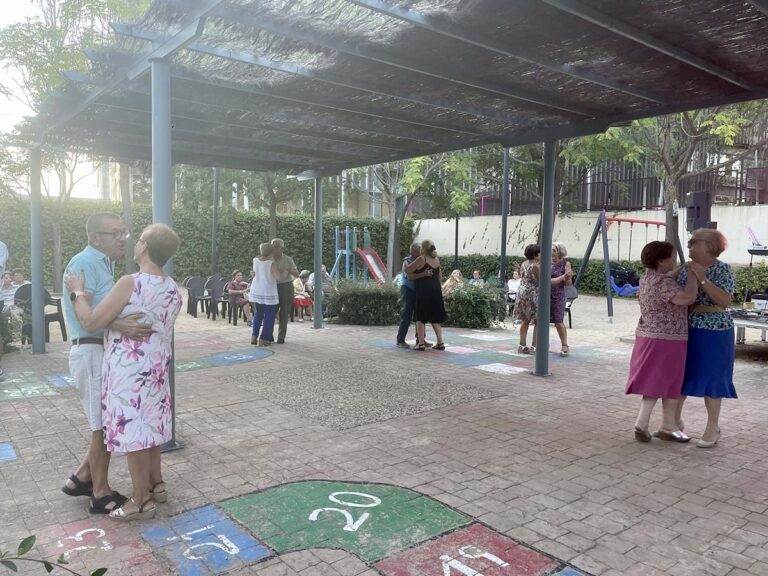 Los mayores de Ciudad Real celebran su particular baile de la Pandorga