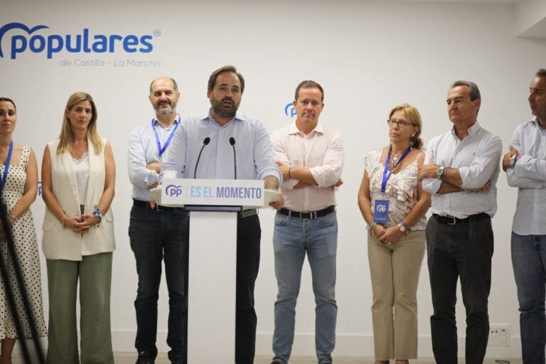 Núñez felicita a Feijóo por la victoria electoral y celebra el aumento de 3 diputados y 6 senadores en Castilla-La Mancha