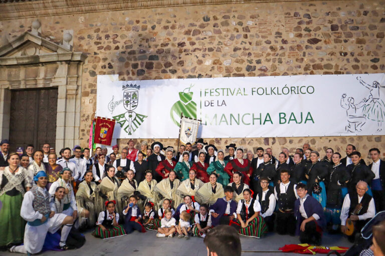 El Festival Folklórico de La Mancha Baja relumbró de nuevo en la Plaza Mayor de Almodóvar del Campo