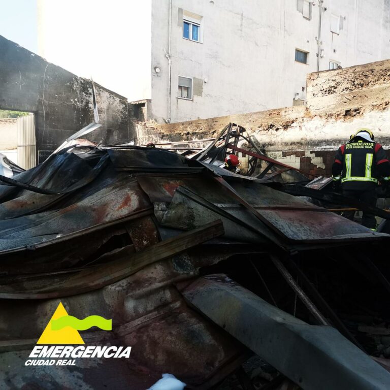 Controlan un incendio en un almacén de productos de limpieza en Almadén que provoca el desalojo de 15 personas