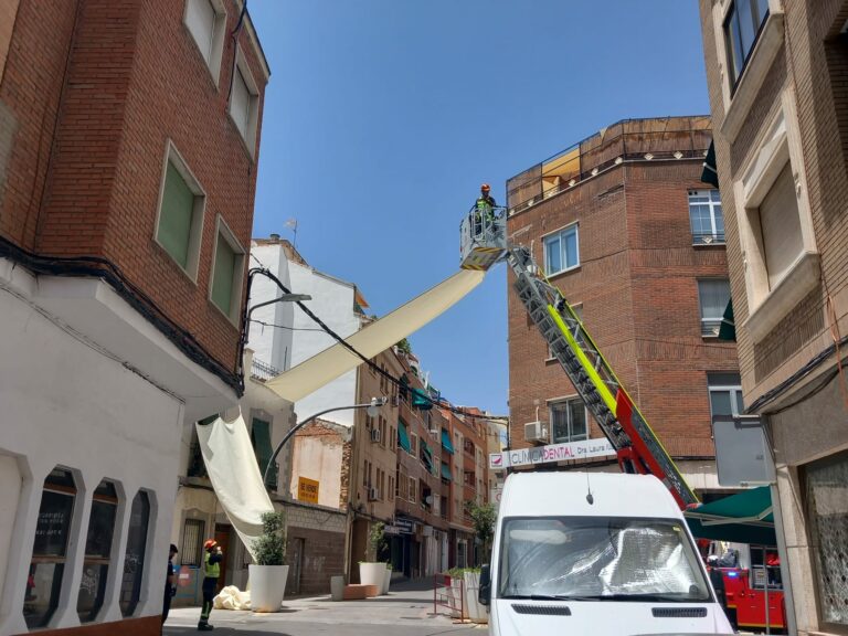 Puertollano: Los toldos vela obligan a intervenir de nuevo a los bomberos