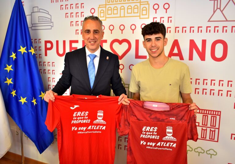 Alejandro Ríos comparte con el alcalde de Puertollano la medalla de oro ganada en el campeonato de España de atletismo