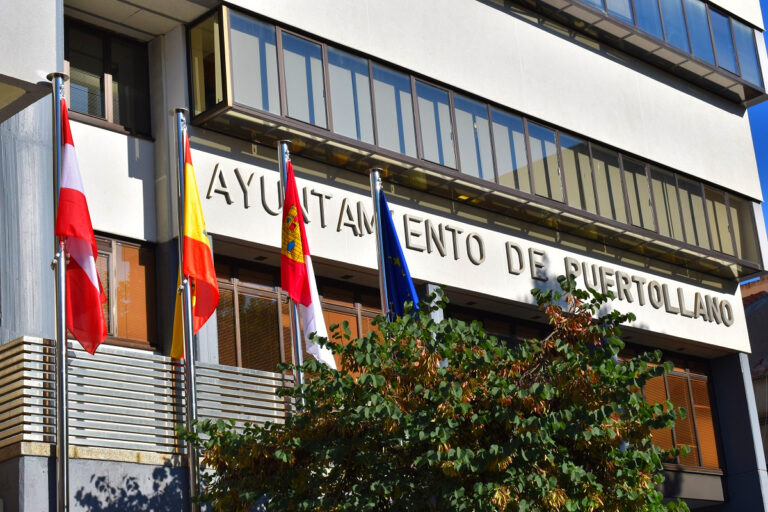 El Ayuntamiento de Puertollano se gastará 20.000 euros en instalar la gran bandera de España, según el PSOE