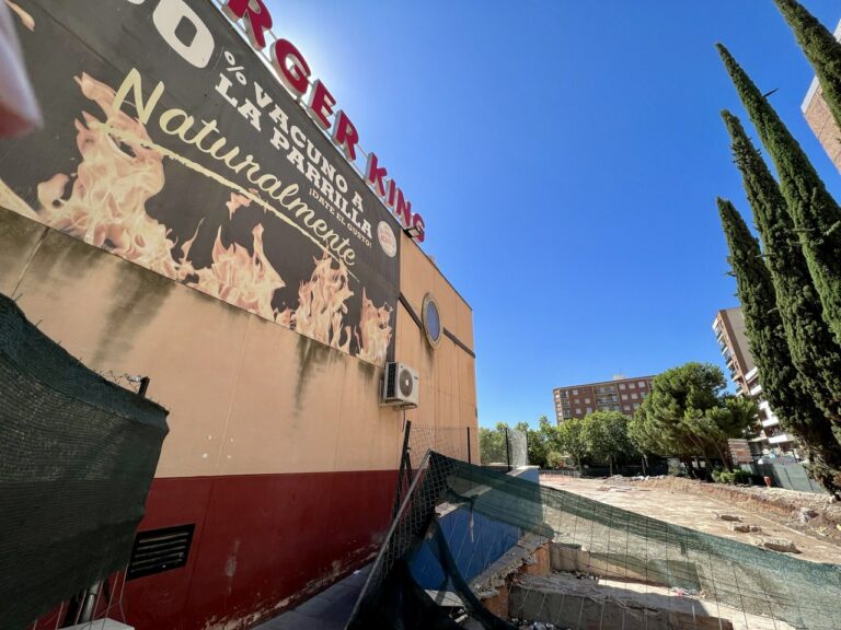 Puertollano: Cierra el edificio de Burger King y Domino’s Pizza, asfixiado por las obras del Paseo del Bosque