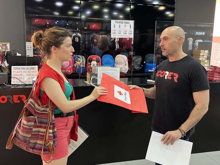 Cruz Roja reparte 10.000 bolsas en comercios de la provincia para combatir estereotipos y prejuicios