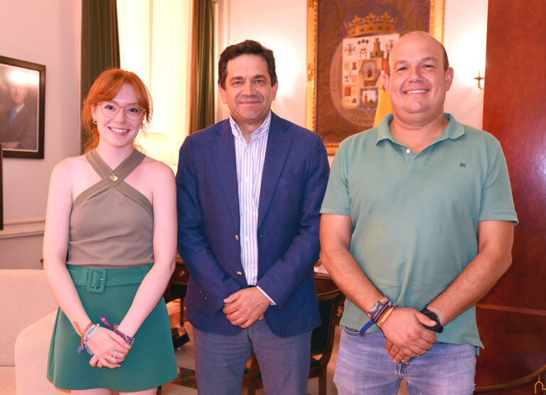La alcaldesa de Fernán Caballero pide ayuda a la Diputación para atender necesidades que ha detectado en su municipio