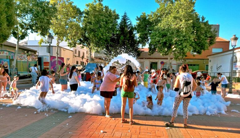 Puertollano: Noches de verbena, guerra de espuma y actuaciones de Paco Navarrete y Aires Flamencos en las fiestas de la barriada Constitución