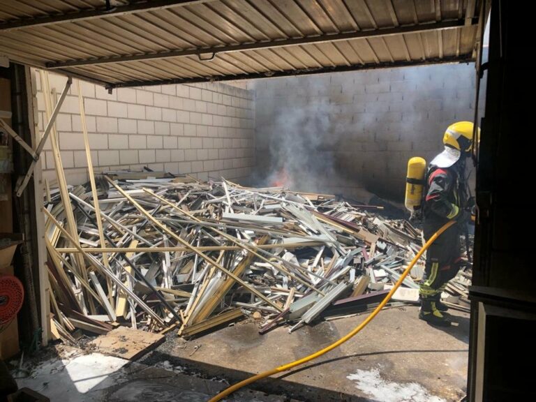 Ciudad Real: Incendio en un patio anexo a una nave de fabricación de muebles en la calle Malagón