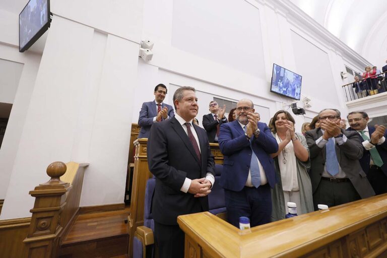 Page, reelegido presidente de Castilla-La Mancha con los votos a favor de su mayoría socialista y en contra de PP y Vox