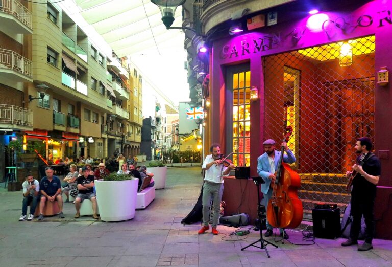 David Ruiz envuelve las calles de Puertollano con la magia del jazz y el blues como antesala del Festival de verano