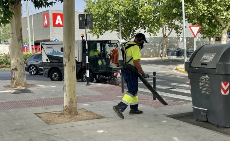 El Ayuntamiento de Ciudad Real pone en marcha un plan intensivo de limpieza que se prolongará hasta el próximo 30 de agosto