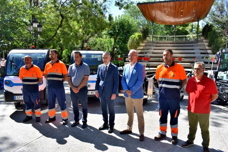 El Ayuntamiento de Puertollano refuerza la limpieza con una barredora y vehículos eléctricos