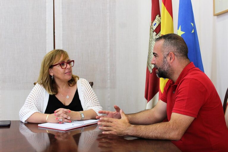 Mejora en servicios educativos, formación para el empleo, ocio y mayores centran la reunión entre el Gobierno regional y el alcalde de Villamanrique