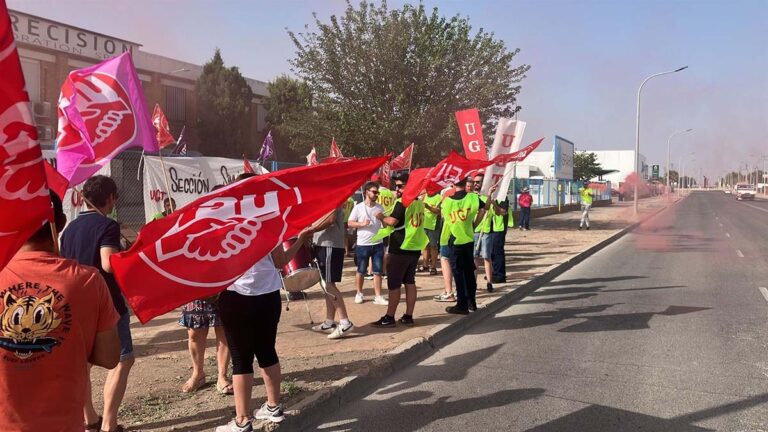 Los trabajadores de la empresa Brahm de Manzanares se concentran para exigir una subida salarial digna