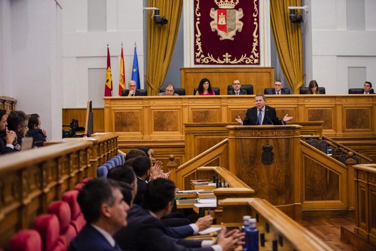 Page avanza leyes de Cooperación y Accesibilidad, un decreto de acogimiento familiar y turismo social por la UE