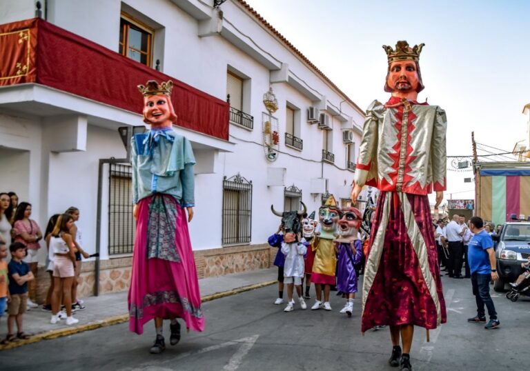 Pozuelo de Calatrava inicia sus fiestas con la tradicional Calimochá, el emocionante paseíllo institucional y el esperado concierto de Rebujitos