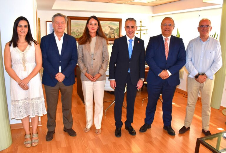 El alcalde subraya la apuesta de Repsol en Puertollano por proyectos de transformación industrial