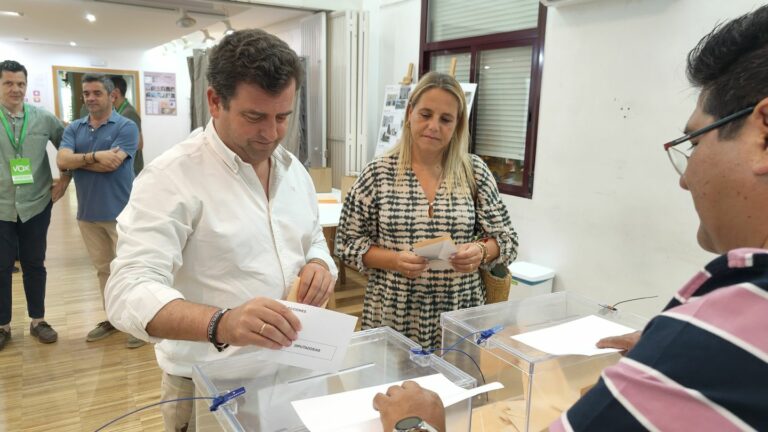 Chamorro confía en que las urnas se llenen “de ilusión y esperanza, por el bien de España”
