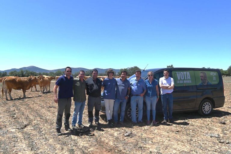 Vox visita una explotación vacuna en El Robledo