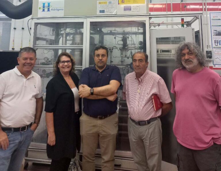 José Manuel Pérez y Antonio Moreno, miembros de la candidatura provincial de Sumar, visitan el CNH2 de Puertollano