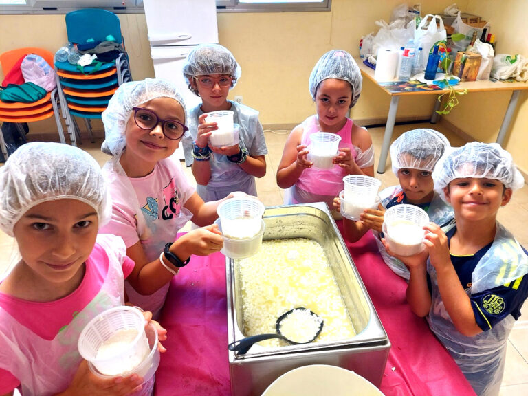 Puertollano: Una decena de escolares se convierten en maestros queseros con la Concejalía de Infancia y Juventud