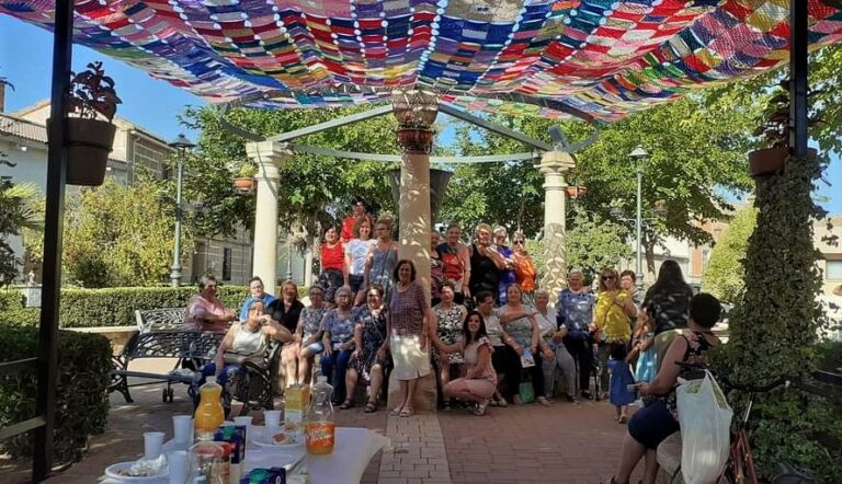 Las vecinas de Granátula de Calatrava tejen un espectacular toldo de ganchillo para dar sombra a la plaza