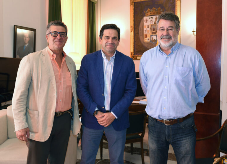 Valverde conoce la actividad que desarrolla la Asociación contra el Cáncer y destaca la labor que realiza en la provincia