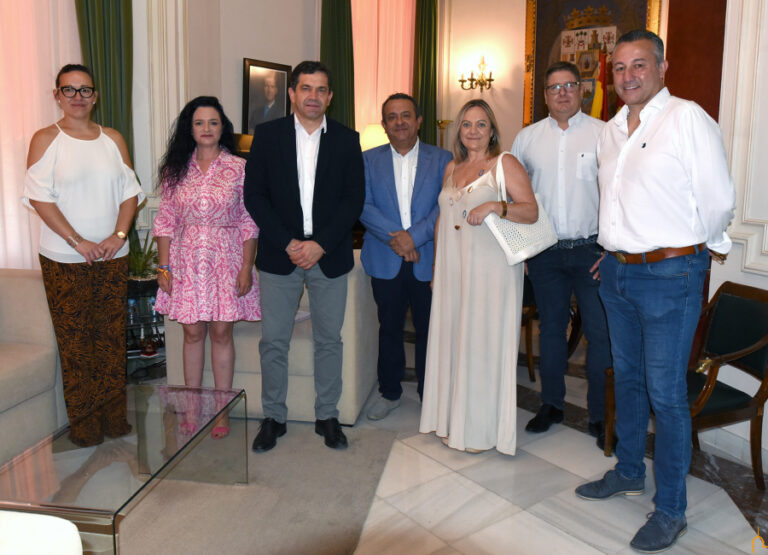 Valverde muestra su preocupación porque los pueblos de la provincia cuenten con habilitados que faciliten la gestión municipal