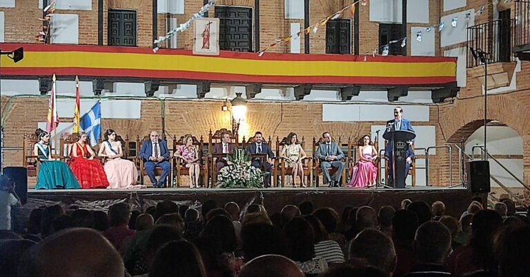 San Carlos del Valle: Multitudinario inicio de la XXXV semana cultural en honor a Santa Elena