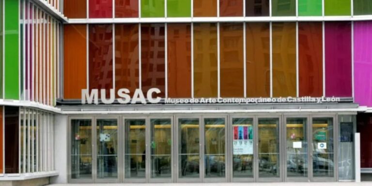En el Museo de Arte Contemporáneo de Castilla y León (MUSAC), en León: Exposición “Exotermia. Semiótica de la ubicación en la Colección MUSAC”