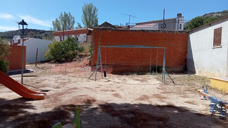 Vecinos denuncian el lamentable estado del parque infantil de Veredas (Almodóvar del Campo)